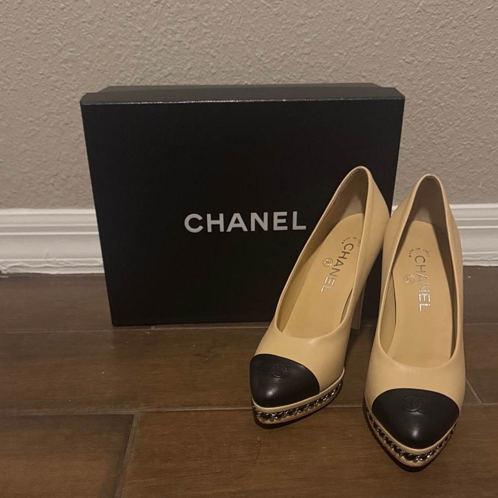 CHANEL Lambskin Pumps Beige/Black - Picture 3 of 6